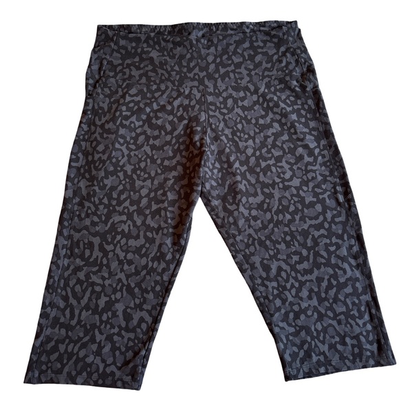 Black Camo Cropped Leggings Plus Size 2X - Picture 1 of 4